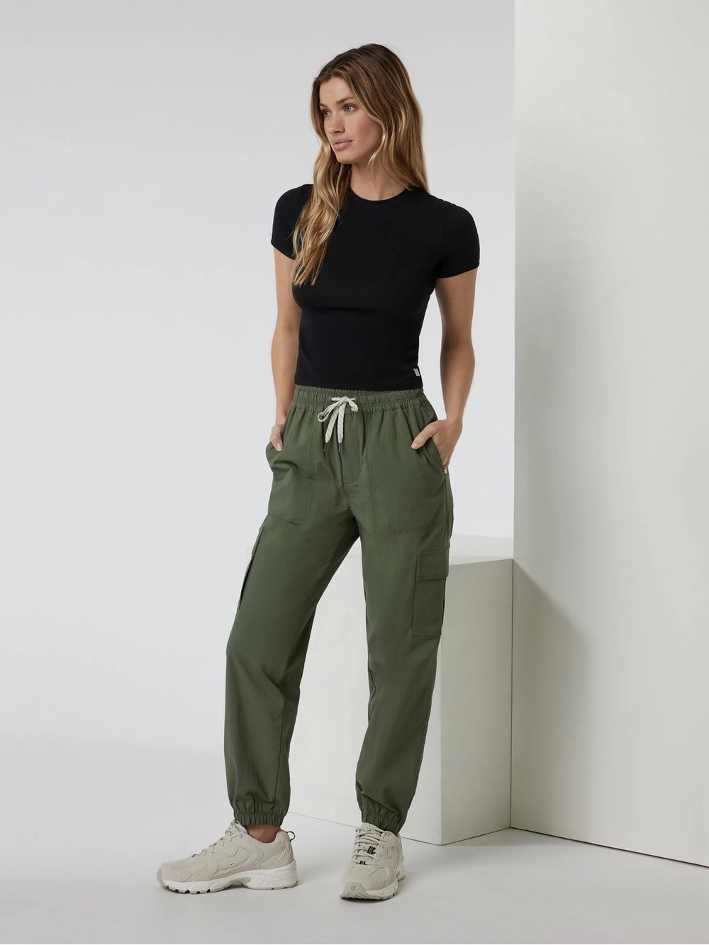 Vuori Women’s Birch Cargo Jogger Pants Army Green XS